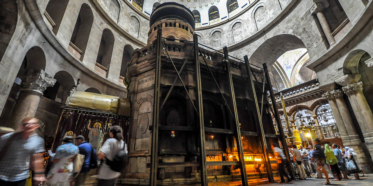 Aedicule_which_supposedly_encloses_the_tomb_of_Jesus-LR1