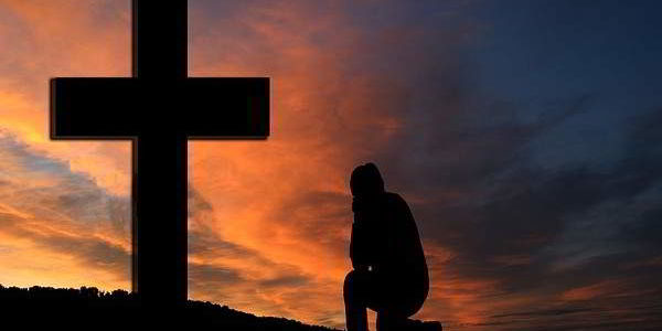 priere-devant-croix-de-jesus-e1452652851669