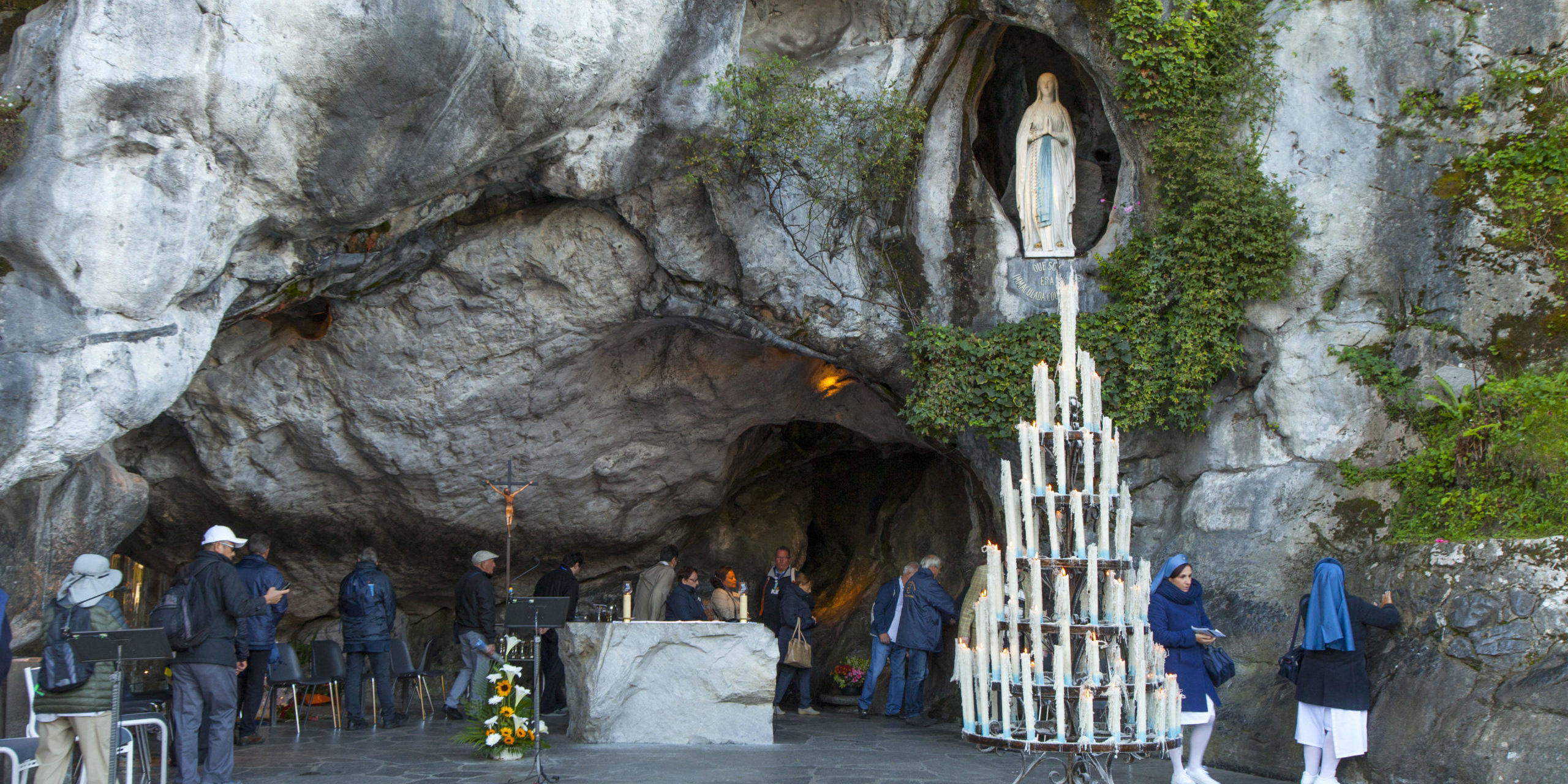Lourdes (65) : la grotte Massabielle