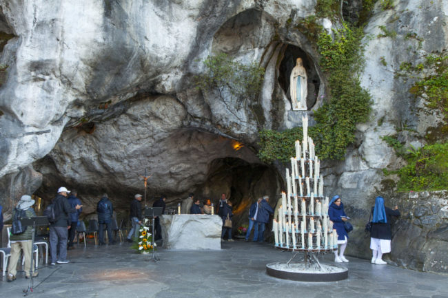 Lourdes (65) : la grotte Massabielle